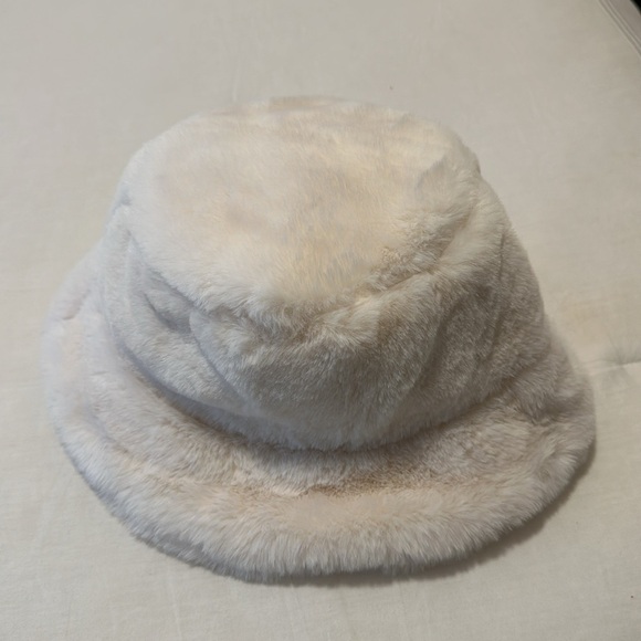 NWOT Amazon Fuzzy Adjustable Bucket Hat in Cream OS main image 10